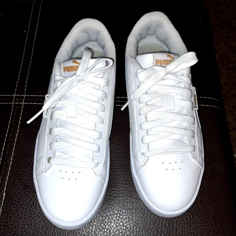 Pumas sneakers (JADA) Size 7.5 Brand New only worn for 1 hour.